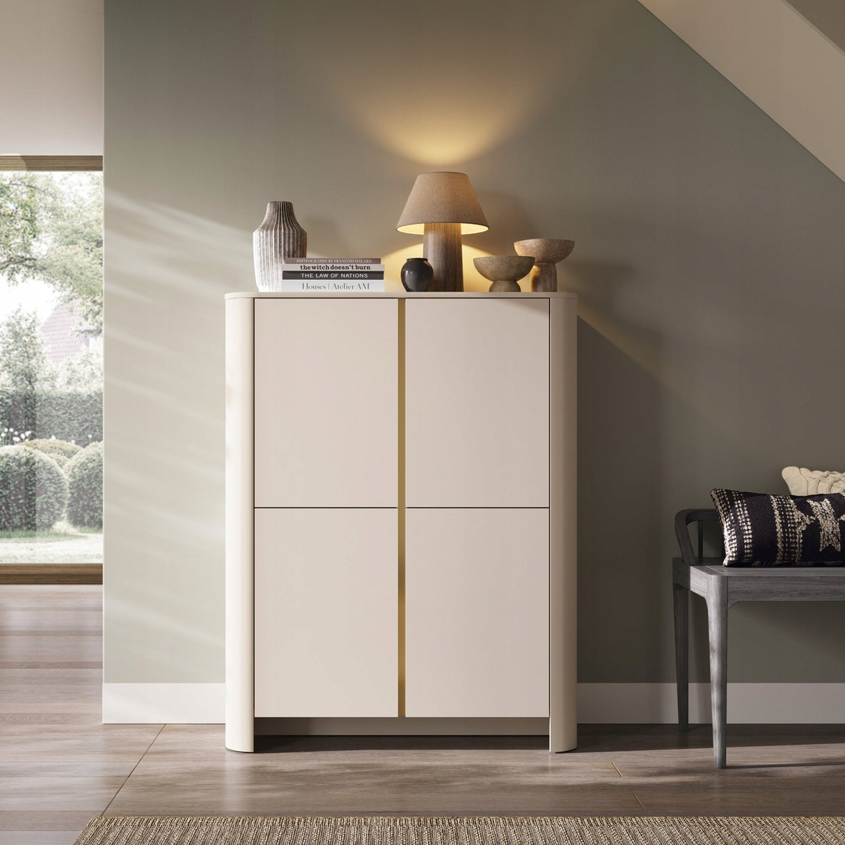 Komoda Czterodrzwiowa Zaokrąglona Forma Cashmere Gold Funkcjonalna 103x39cm