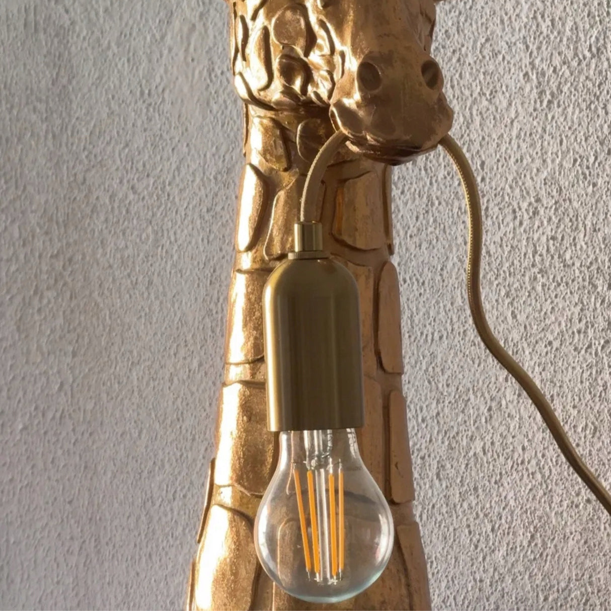 Lampa Złota Stołowa w Kształcie Żyrafy Elegancka Lampka Nocna Mosiądz 40 cm