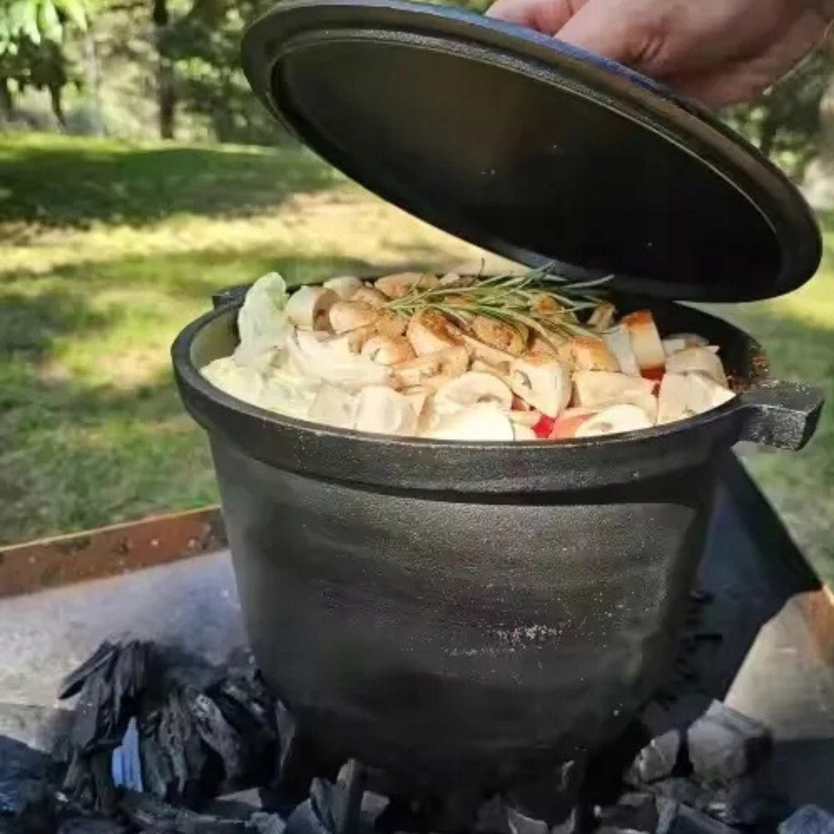 Kociołek Myśliwski Żeliwny Garnek Węgierski na Ognisko Grill 10L Pojemności