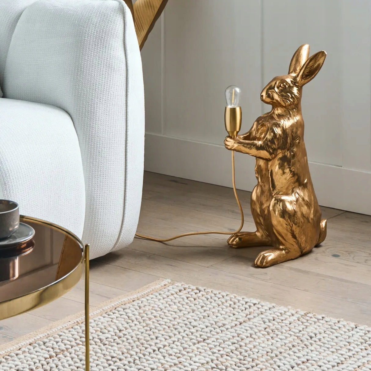 Lampa Złota Stołowa w Kształcie Królika Bugsa Elegancka Lampka Mosiądz